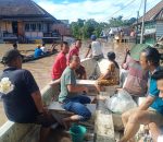 Anggota DPRD Musi Rawas Ikut Evakuasi Warga Dari Banjir 