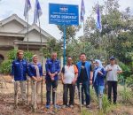 Serentak, DPC Demokrat OKU Timur Pasang Papan Nama dan Bendera Partai