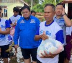 Relawan Anggota DPR RI Hafisz Tohir Bagikan Sembako Kepada Korban Banjir  