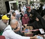 Maknai Bulan Rajab, Anggota DPRD Sumsel Hj Rita Suryani Bagikan  Minuman dan Makanan Di Pelataran Masjidil Haram