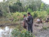 Askolani Beri Bantuan Kepada Warga yang Mencari Petani Hilang di Sembawa